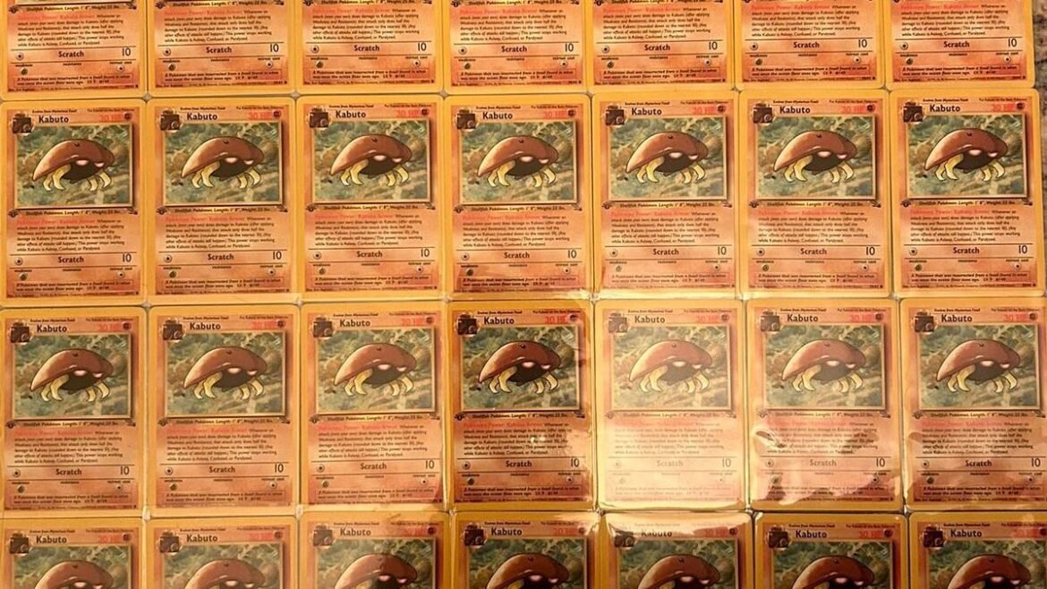 Fã de Pokémon faz coleção de todos os cards de primeira edição do Kabuto
